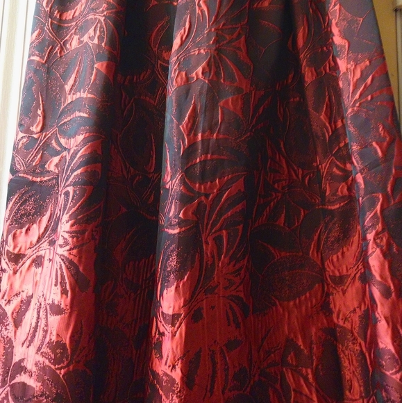 Woman Skirts - Picture 3 of 6